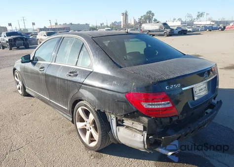 2014 Mercedes-Benz C 250 Sport z USA, uszkodzony, nr VIN WDDGF4HB0EA966592